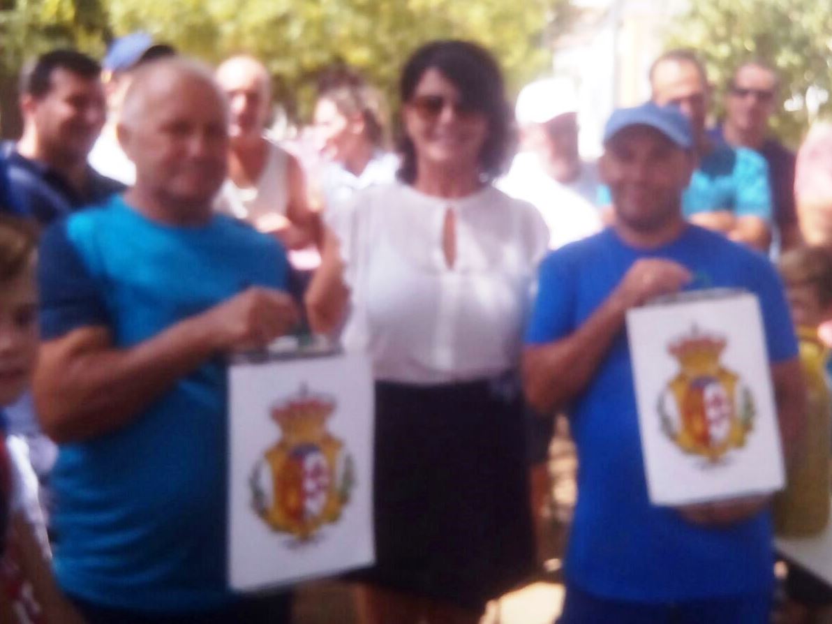 Eugenia Älvarez entrega el primer premio a los campeones Jose María Lavado Padre e hijo