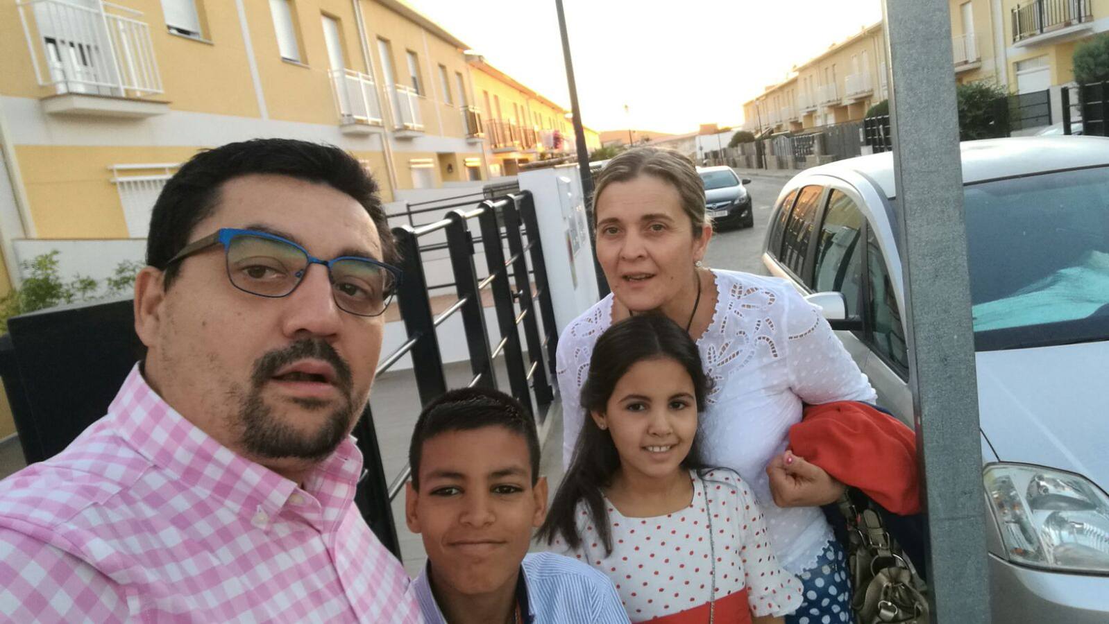 Familia Rosales-Perez con sus niños saharauis 