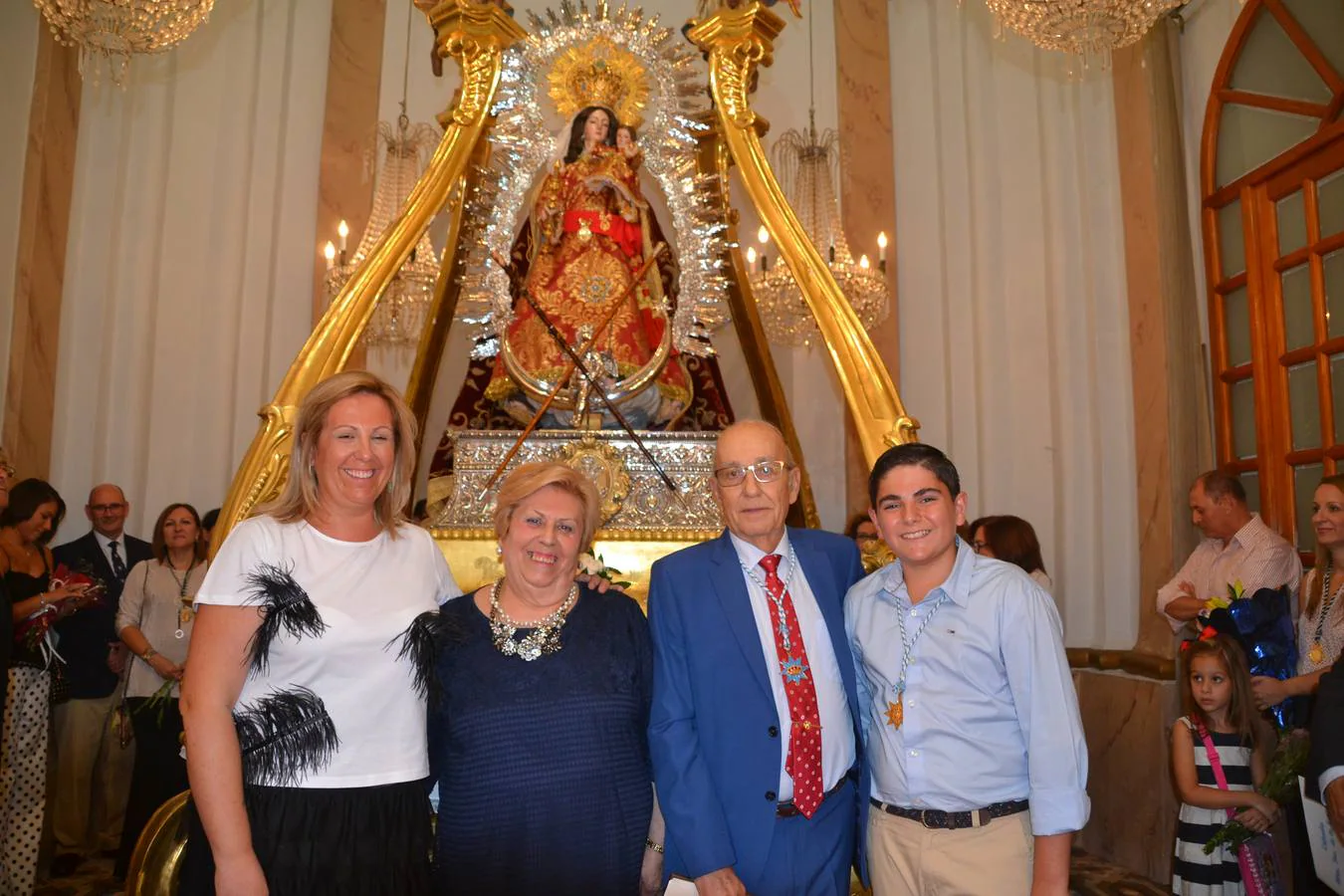 La  abuela y madre del presentador, junto a Miguel Gómez y Mateos en el camarín de la Virgen.  