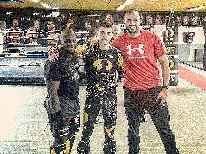 Entrenado con dos luchadores TOP como Melvin Manhoef (izq) y el gran Badr Hari (der)en Amsterdam durante todo el verano