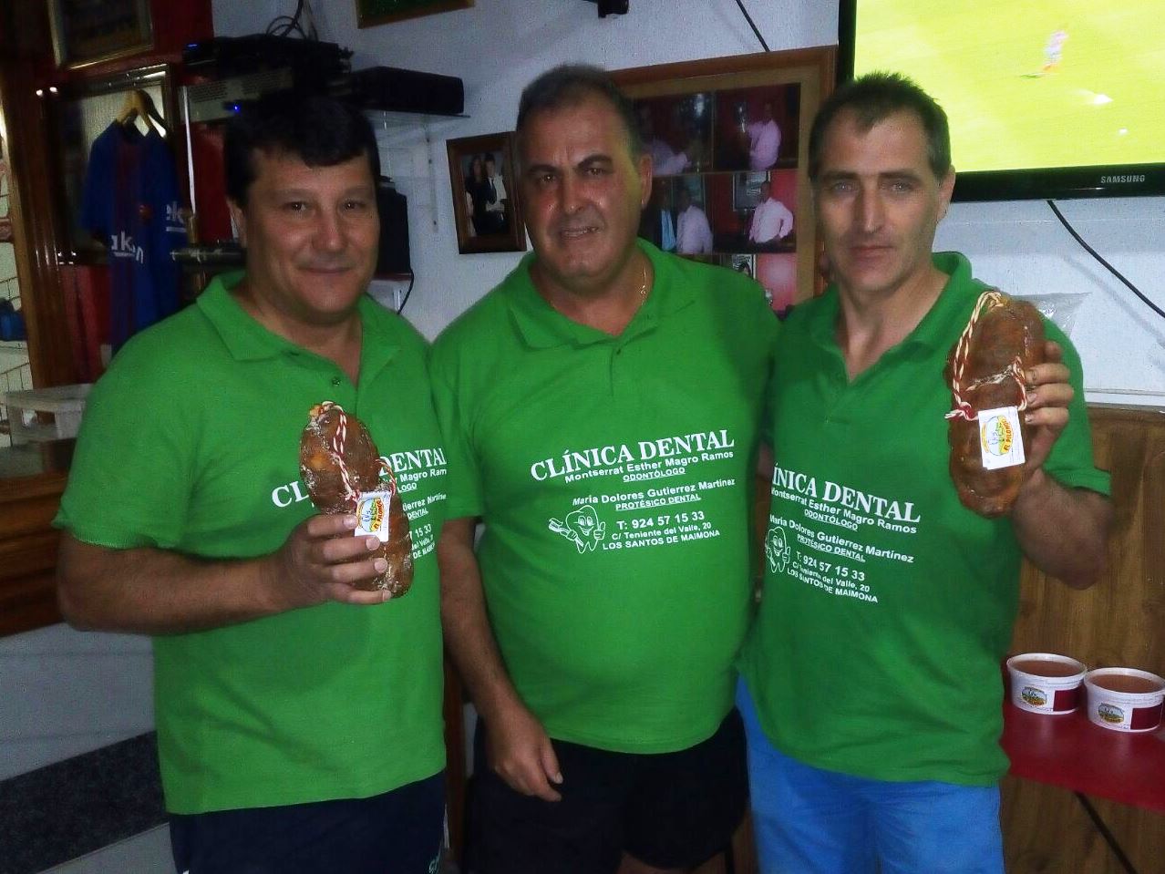 Juan Buenosaños, presidente de la peña barcelonista Estadio con la dupleta campeona del torneo