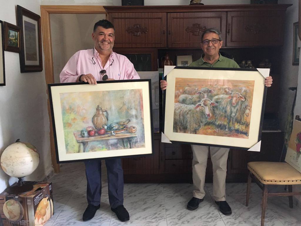 El alcalde junto al padre Miguel con los cuadros donados 