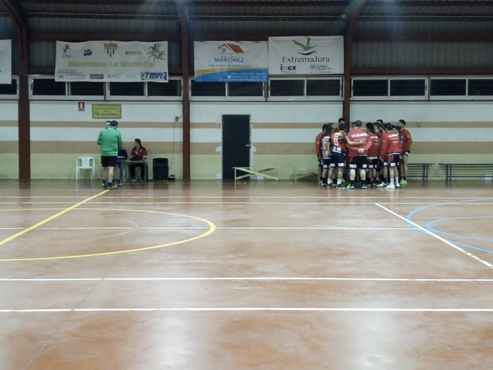 El equipo recibe intrucciones antes de comenzar el partido. La falta de acierto individual condenó a los santeños