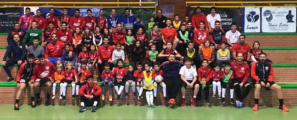 Niños y mayores solidarios. Se lo pasaron pipa y ayudaron a muchas familias. Pedro Castilla en el centro, es el promotor de esta iniciativa, que cada año se convierte en un éxito.