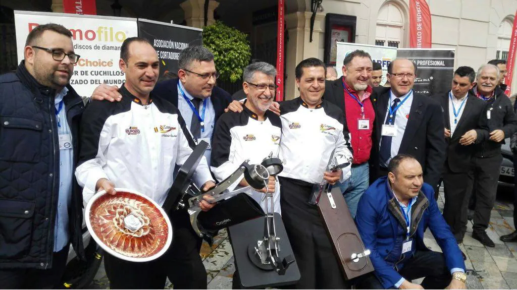 Antonio Sánchez, junto con el resto de premiados, jurado y organización tras recoger su premio en Murcia 