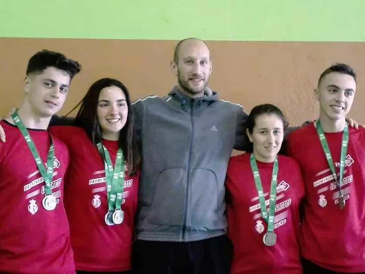 Los mayores de la clase (sub 17) consiguieron las medallas en el campeonato de Extremadura. Estrella Parra por partida doble 