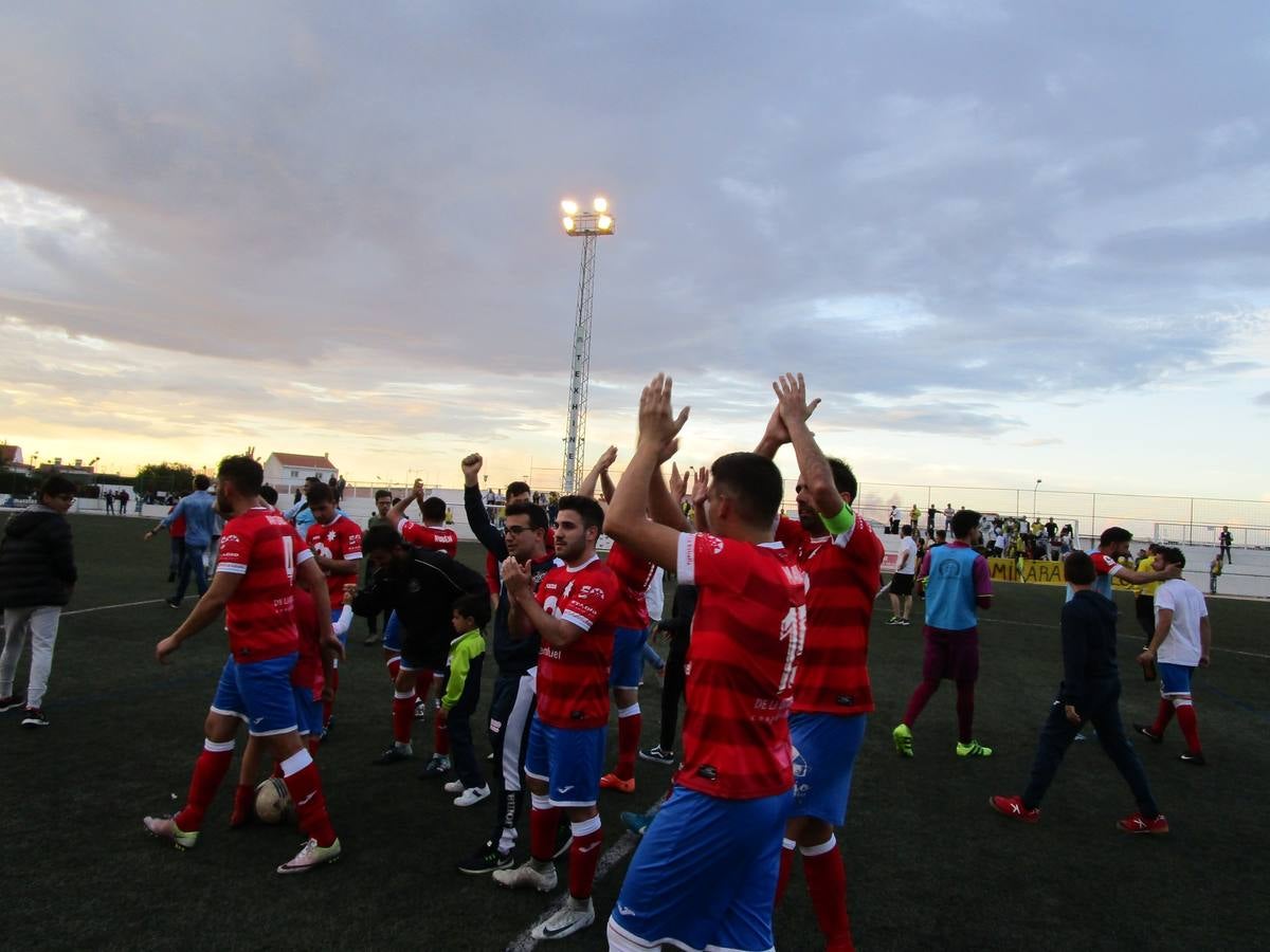 El equipo aplaudió a la afición.