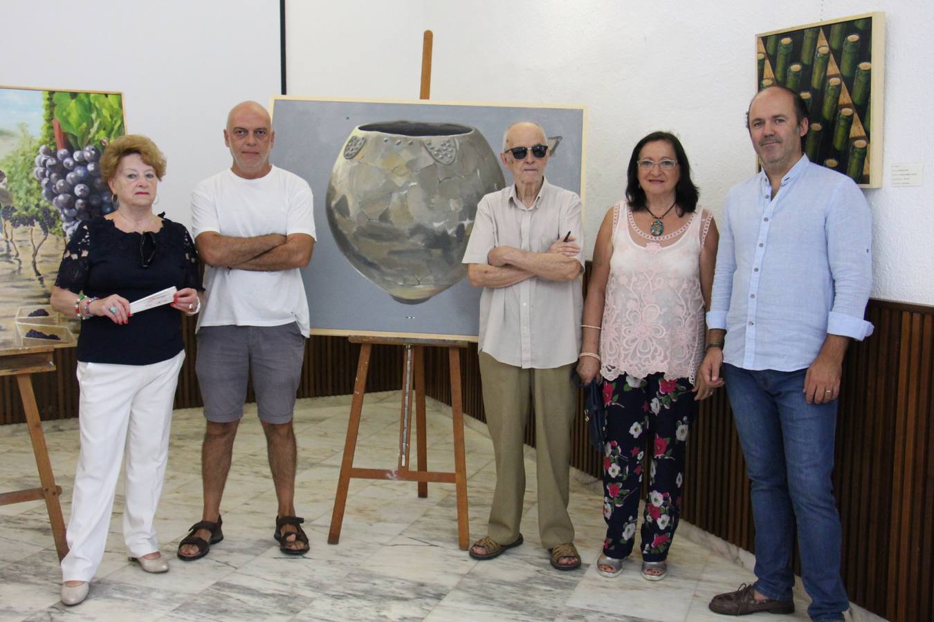 El jurado de la Bienal de Pintura  y el concejal de Cultura junto a la obra ganadora 