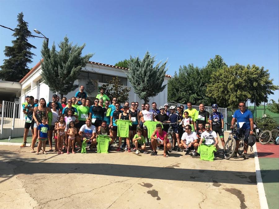 Tras llegar a meta y con ganas de piscina los participantes del Dualtón 2018 