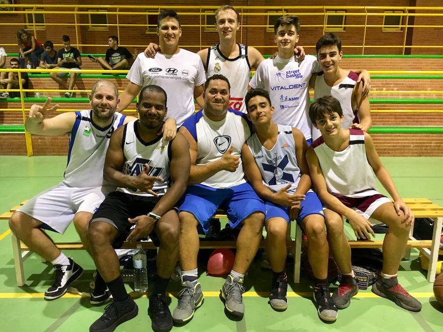 Los campeones del verano 2018, muy sonrientes al finalizar el partido