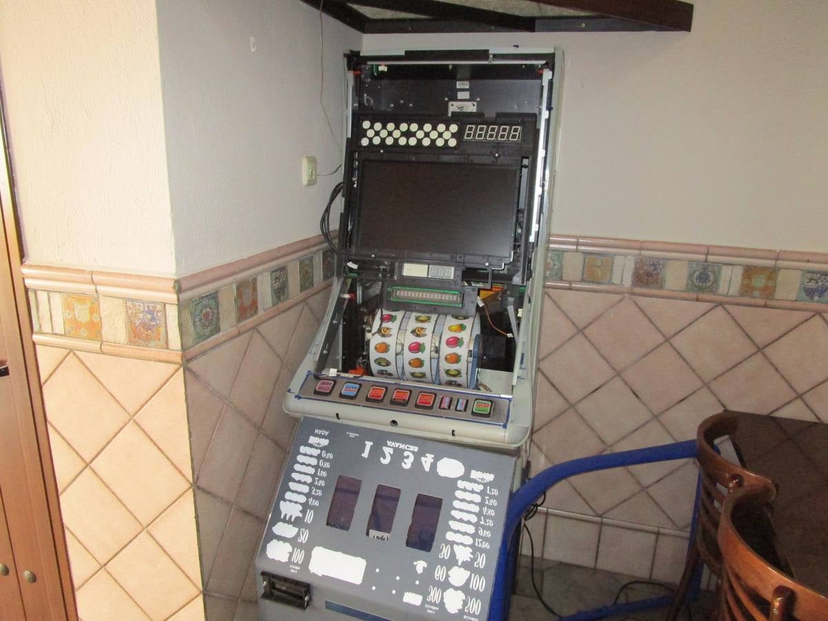 Una vez más desvalijan la tragaperras del bar Plaza Chica