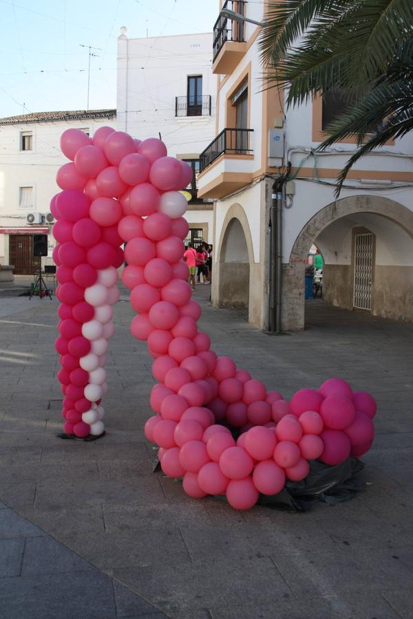 Además del lazo rosa, un gran zapato rosa hecho con globos adornada la plaza Mayor