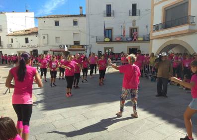 Imagen secundaria 1 - Alrededor de 700 inscritos en la última edición de la Marcha Rosa Contra el Cáncer de Mama de Malpartida de Cáceres 