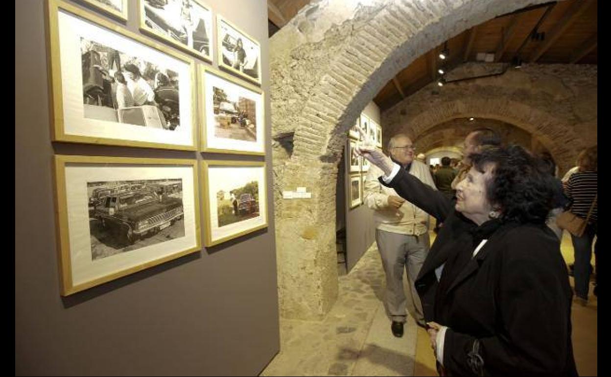 Mercedes Guardado contempla una exposición con motivo del 40 aniversario del museo en 2016. 