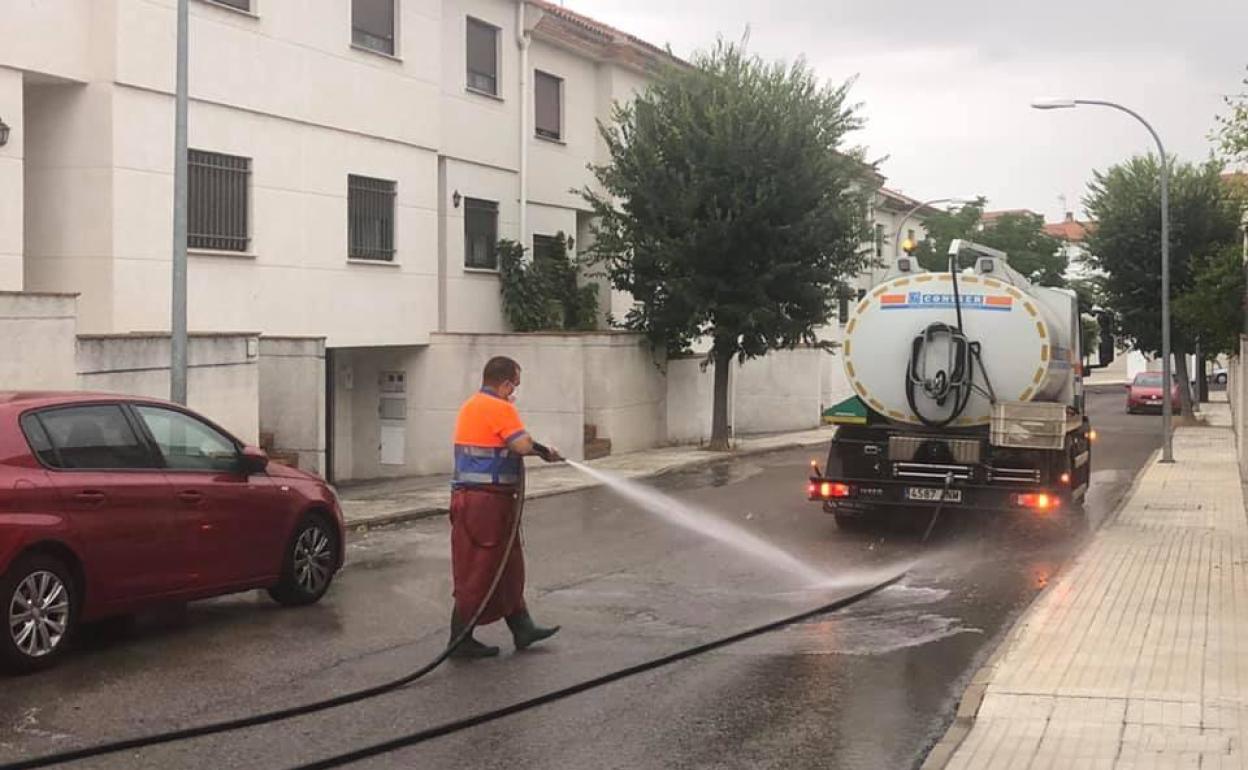 Continúan los trabajos de limpieza y baldeo en calles y plazas de Malpartida de Cáceres. 