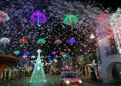 Imagen secundaria 1 - Papá Noel recorrió las calles de Malpartida llevando magia e ilusión a todos los rincones de la localidad