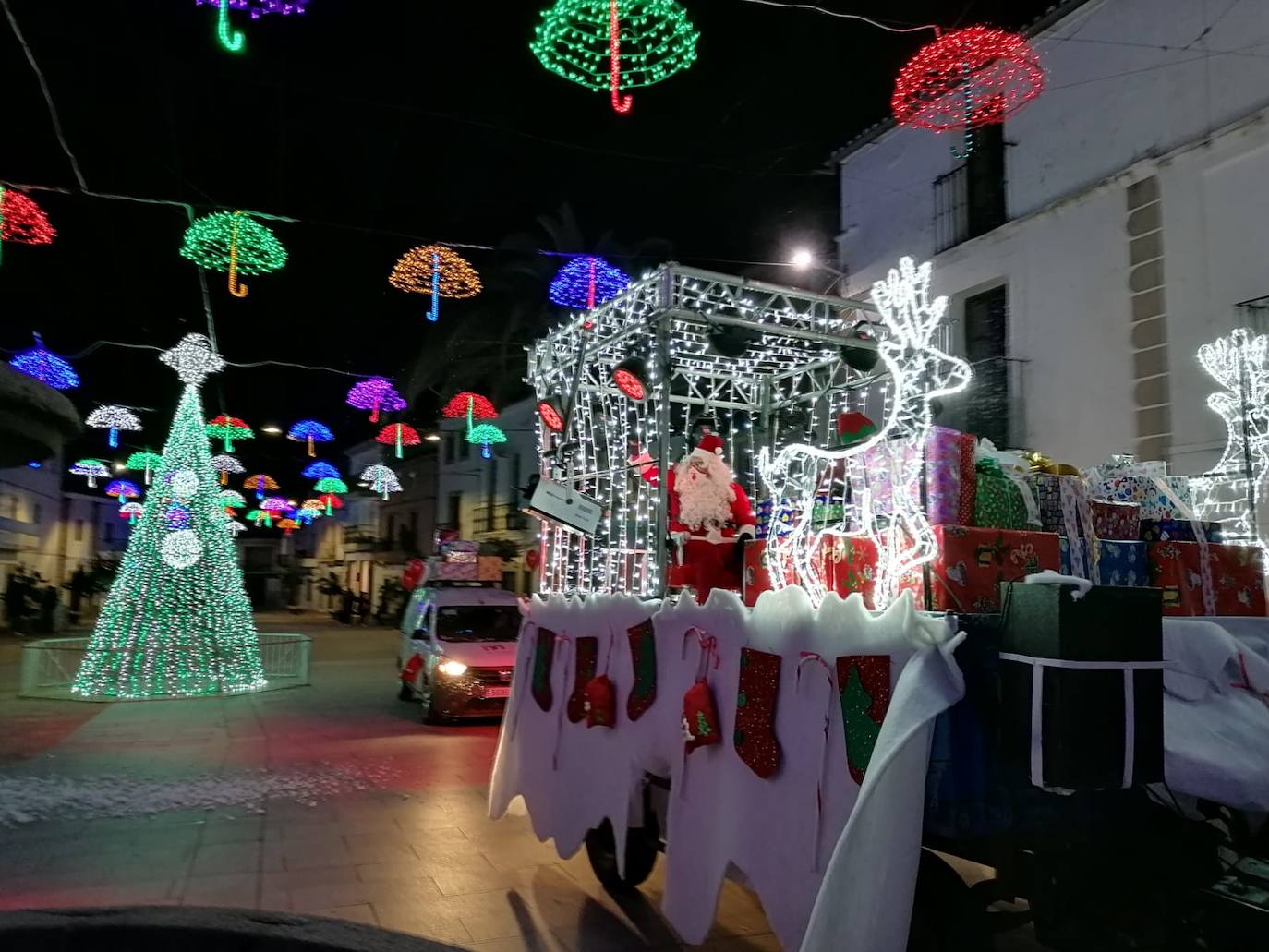 Imagen principal - Papá Noel recorrió las calles de Malpartida llevando magia e ilusión a todos los rincones de la localidad