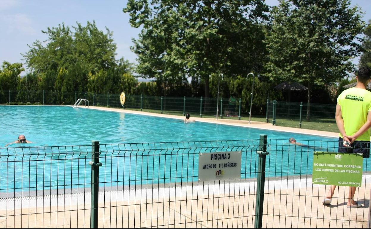 Primeros bañistas del verano. 