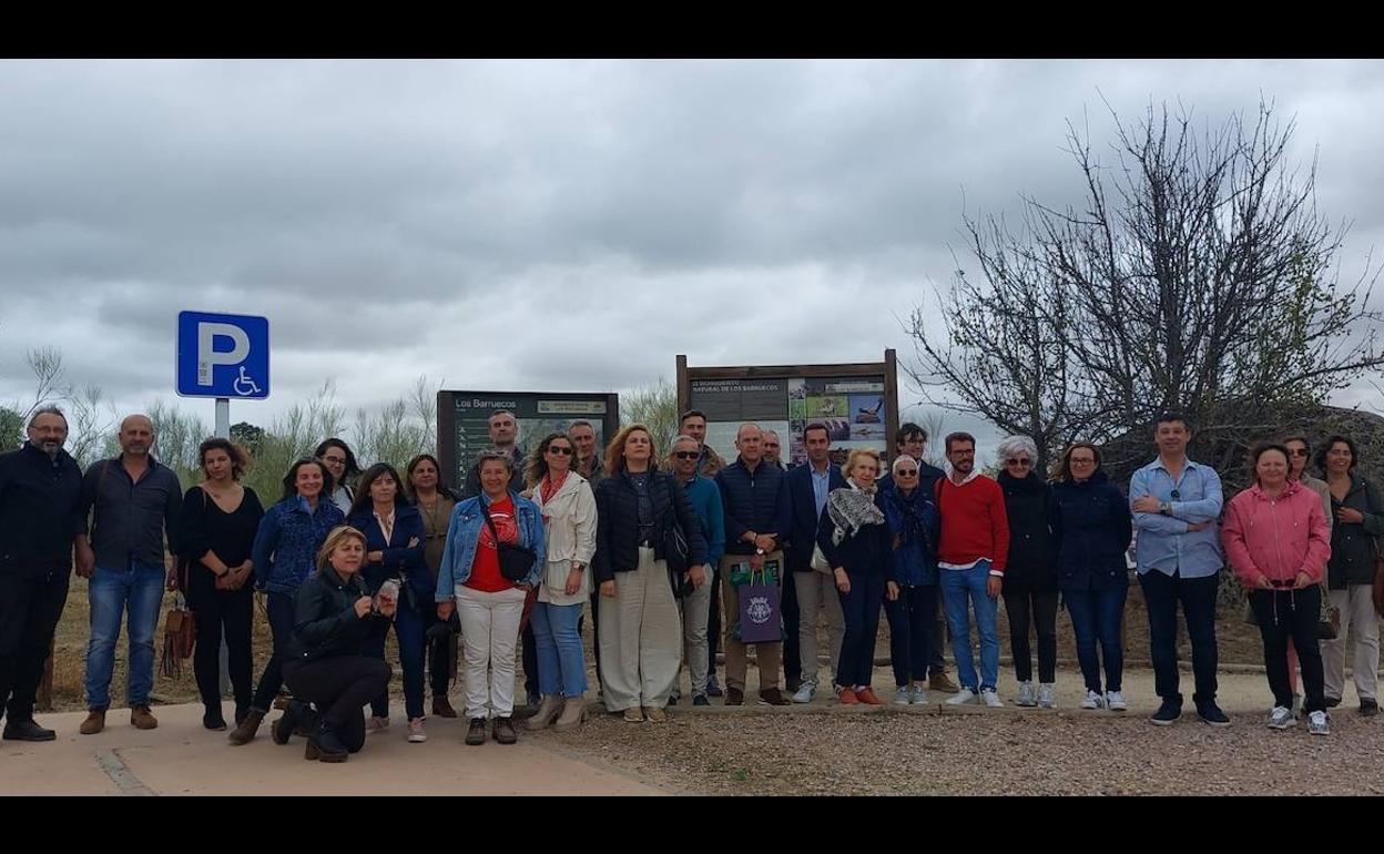 Foto de grupo en el inicio de la Ruta de Los Sentidos. 