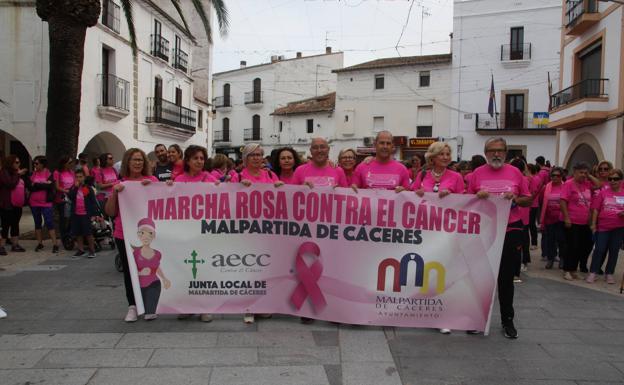 Imagen principal - Malpartida de Cáceres volvió a teñir las calles de rosa contra el Cáncer de Mama 