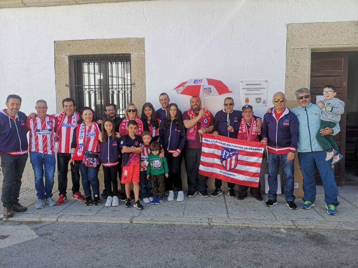Imagen principal - Peña Atlética en las puertas del Ayuntamiento.