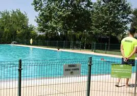 Imagen de archivo de un socorrista trabajando en la piscina municipal de Malpartida de Cáceres.