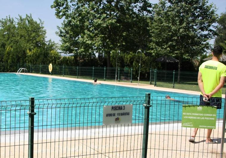 Expuesta la lista provisional para los puestos de la piscina municipal
