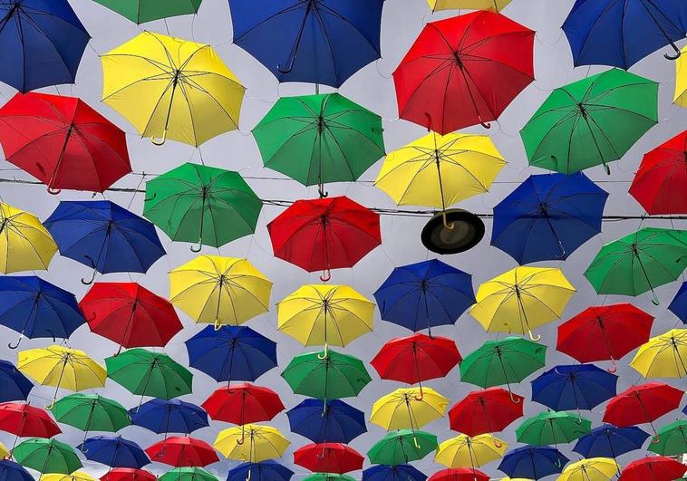 1.500 paraguas cubren la Plaza Mayor de Malpartida de Cáceres
