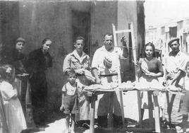 Francisco Acedo Cachucha y otras personas a la puerta de su tahona en la calle Pizarro. Año 1952. Cortesía Familia Acedo y Maripaz Leo. Archivo JAAG