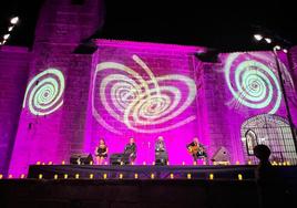 La música y las luces hacen de las Veladas del Carmen un evento especial de cada verano.