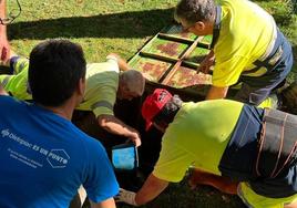 Trabajadores municipales intentando solventar la avería.