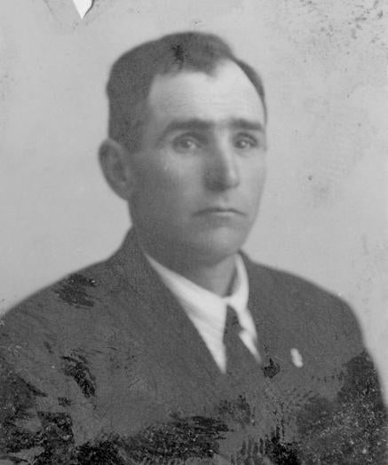 Imagen principal - Juan Antonio Agúndez Hernández fue alcalde republicano entre 1935 y 1936. Archivo JAGG. Firma del escribano Juan (H)Agunde (z) Casares en un documento de 1751. Archivo JAAG