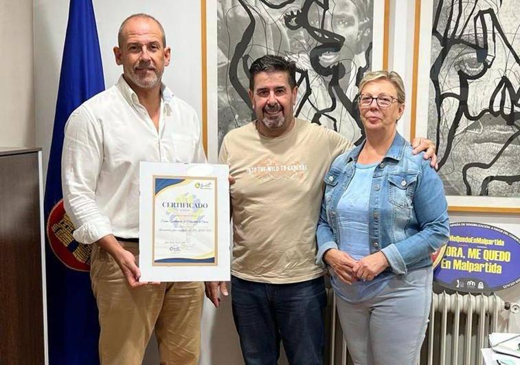 El Ayuntamiento de Malpartida de Cáceres entrega 1.200 euros al proyecto Garabato de la carrera del pijama