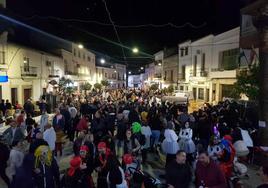 Brujas, esqueletos y fantasmas tomaron Malpartida en Halloween