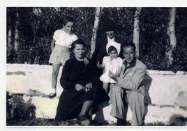 La familia Andrada Borreguero. De derecha a izquierda Juan Andrada -Clarín-, su hijs Emilia, su suegro Juan Borreguero, su esposa Rosalía y su hijo Juan Andrés. Agosto 1943. Cortesía Familia Andrada.