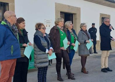 Imagen secundaria 1 - Un gran lazo humano verde conmemora el Día Mundial Contra el Cáncer en Malpartida de Cáceres
