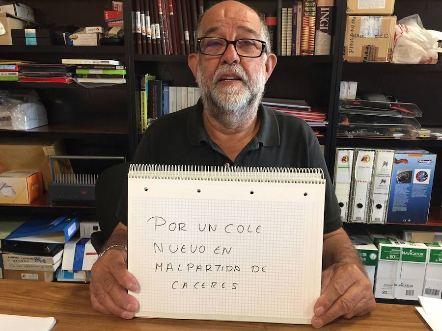 Reyes Abades con el mensaje ''Por un cole nuevo en Malpartida de Cáceres'. 