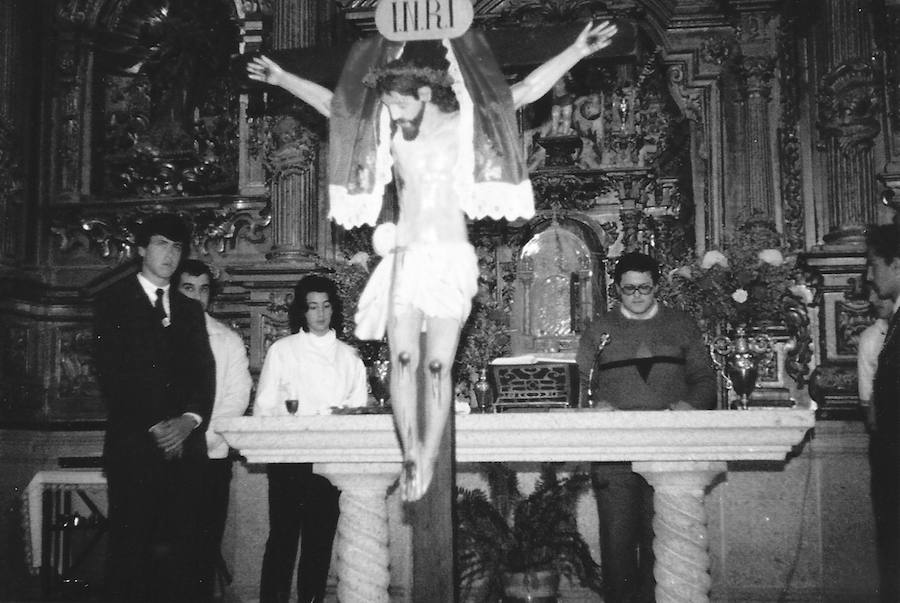 El piadoso acto de la Desenclavació́n, perdido allá́ por los añ̃os sesenta, fue recuperado en la Semana Santa de 1985. 
