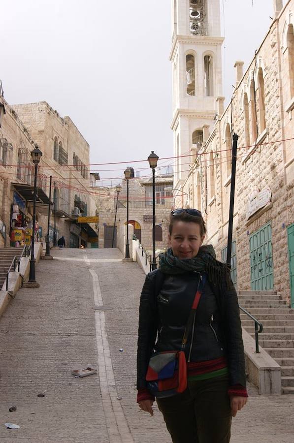 Adriana Ortiz vivió en Malpartida de Cáceres durante su adolescencia. actualmente trabaja en la ONG NOVACT en Palestina.  