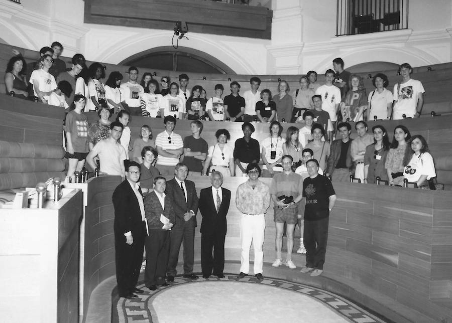 Jóvenes de diversos países europeos fueron invitados a participar en 1992 en la III Semana de la Cigüeña. Fueron recibidos en la Asamblea de Extremadura. 