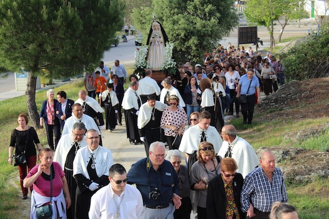 Centenares de vecinos acompañan a la Virgen de la Soledad en su regreso a la ermita