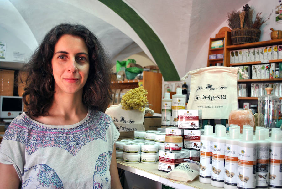 Sara Villegas junto a su nueva línea de productos con certificado ecológico. 