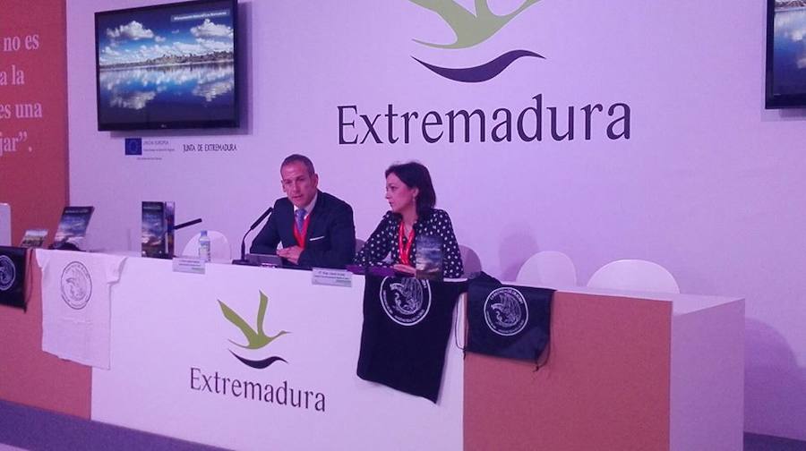 El alcalde Alfredo Aguilera y la concejala Rosa LIberal en la presentación de la campaña en FITUR.