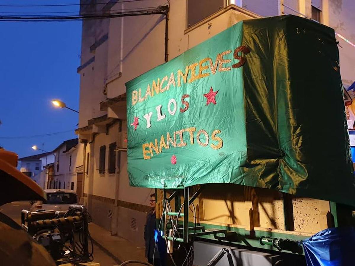 El pasado sábado, 5 de enero, cientos de vecinos de Miajadas y sus pedanías salieron a las calles del municipio para ilusionarse con la Cabalgata de Reyes. En Miajadas, al terminar la Cabalgata, la nieve llegó de modo artificial en el portal instaladao para la ocasión. 