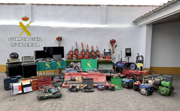 Herramientas y maquinaria intervenidas por la Guardia Civil. 