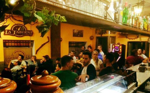 Un bar de Miajadas, durante una celebración 