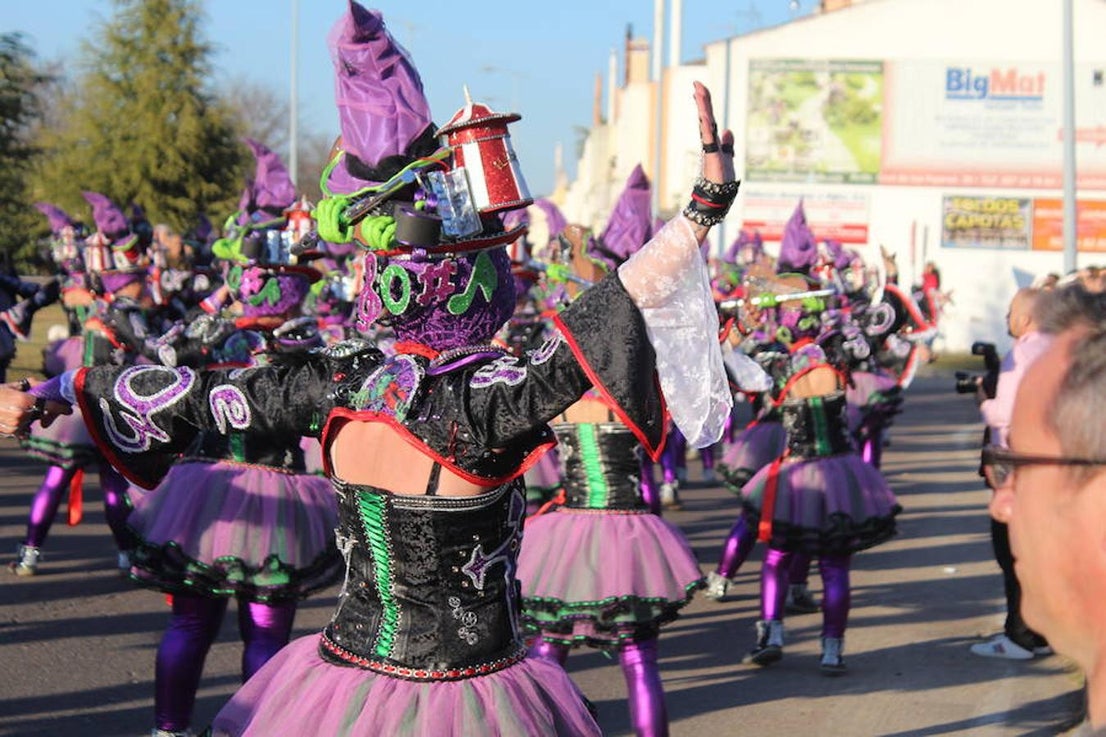 Los vecinos vuelven a disfrutar con un desfile lleno de color y diversón con más de 500 participantes repartidos entre las distintas categorías. 