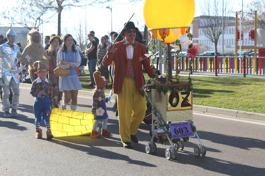 Los vecinos vuelven a disfrutar con un desfile lleno de color y diversón con más de 500 participantes repartidos entre las distintas categorías. 