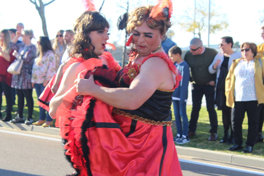 Los vecinos vuelven a disfrutar con un desfile lleno de color y diversón con más de 500 participantes repartidos entre las distintas categorías. 