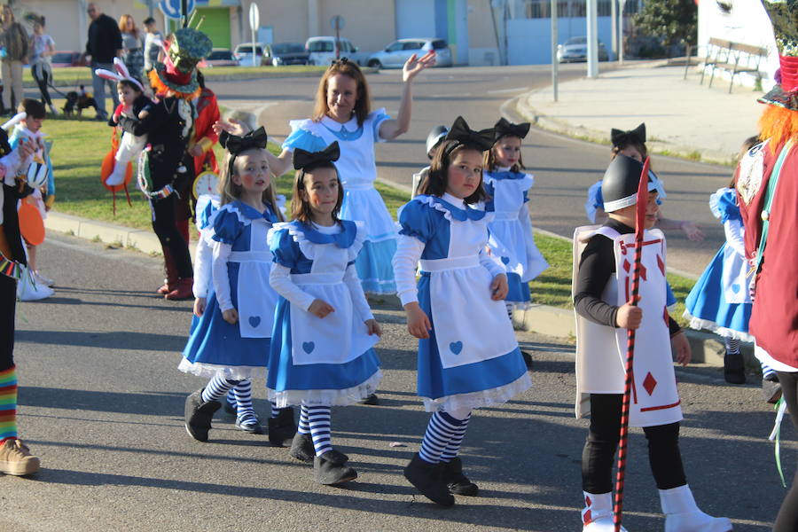 Los vecinos vuelven a disfrutar con un desfile lleno de color y diversón con más de 500 participantes repartidos entre las distintas categorías. 